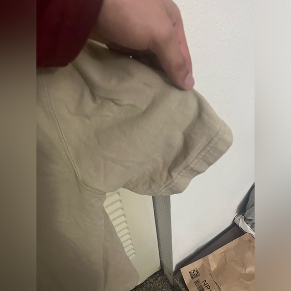 Uniqlo U t shirt in a cream/tan color - Picture 5 of 5